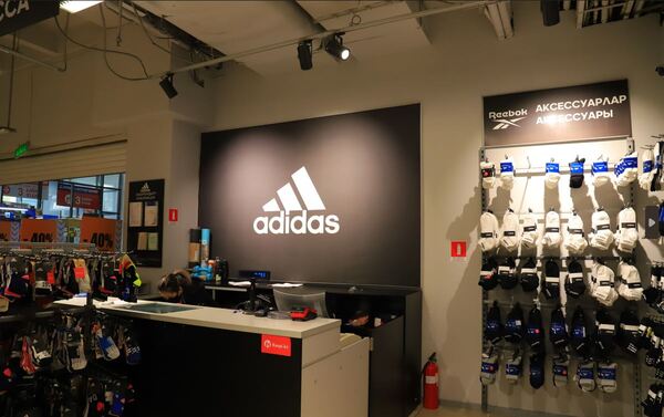 Adidas outlet временно закрыт на реконструкцию